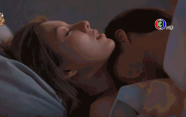 温馨浪漫的一刻：美女与帅哥在床上轻柔揉胸，亲吻中传递爱意与热情