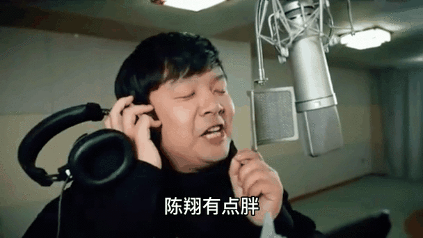 “小明在周末悠闲地观看了他最喜欢的搞笑视频,享受着轻松愉快的时光,朋友们也加入了他的观影乐趣!”